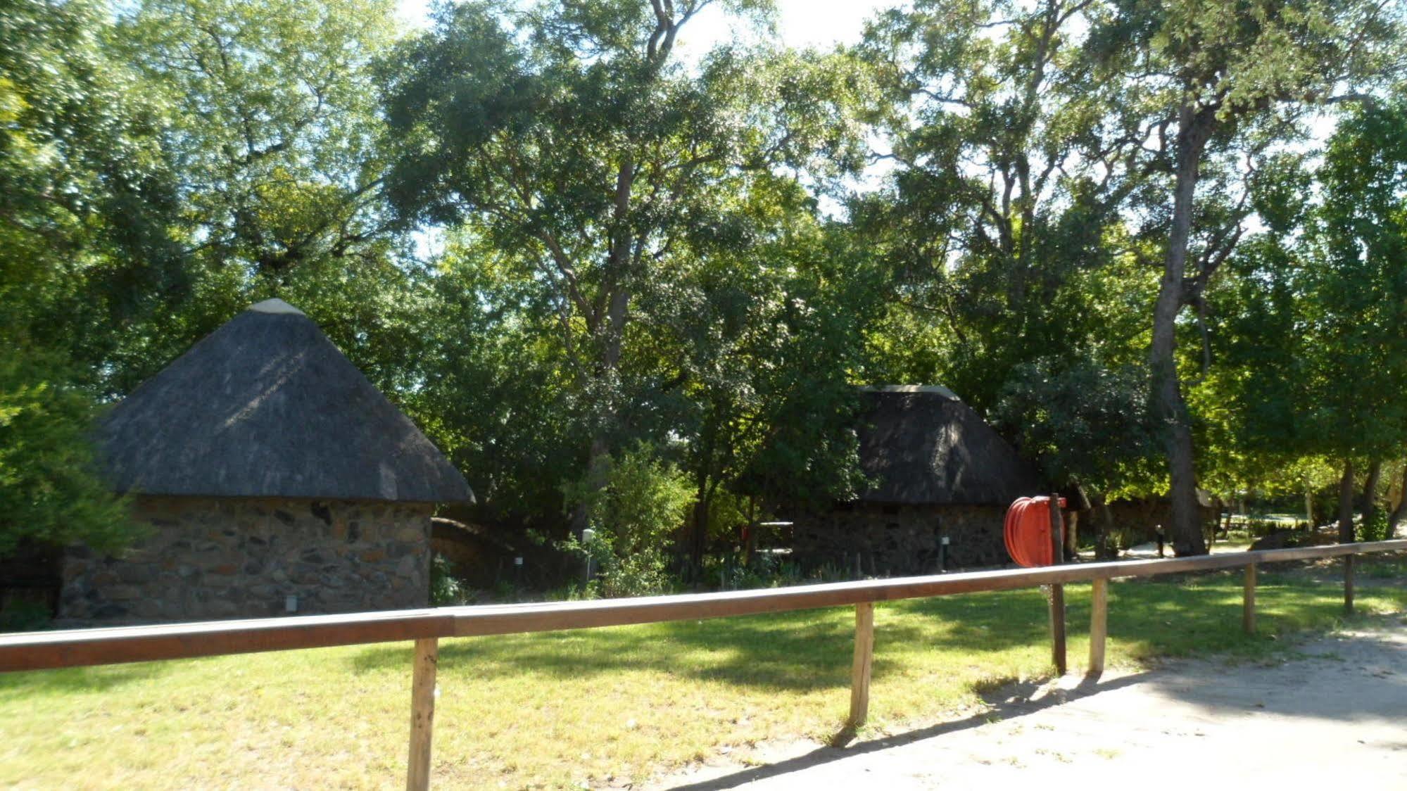 Okavango River Lodge マウン エクステリア 写真